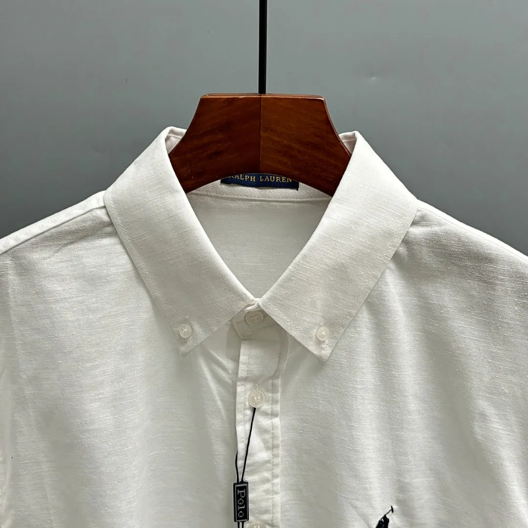🅿️220 Ralph Lauren/Ralph Lauren early autumn linen embroidered shirt is made of custom-made natural plant fiber linen fabric with a unique bamboo texture. It has a simple and simple beauty. It has a loose fit and a three-dimensional upper body. The lines are smooth and natural. From the shoulder line to the waist line to the hem, the line transition is smooth. There are no unnecessary folds or accumulation. The whole body is neat and stretched. The chest is embellished with the iconic pony embroidery. Simple but highly recognizable. The color transition of the embroidery thread is natural. The stitches are even and uniform in size. The stitches can also connect naturally and the lines are smooth and not stiff. Size: S M L XL